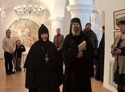 Архиеп. Феодосий и иг. Евдокия на выставке в Полоцкой картинной галерее Архиеп. Феодосий и иг. Евдокия на выставке в Полоцкой картинной галерее